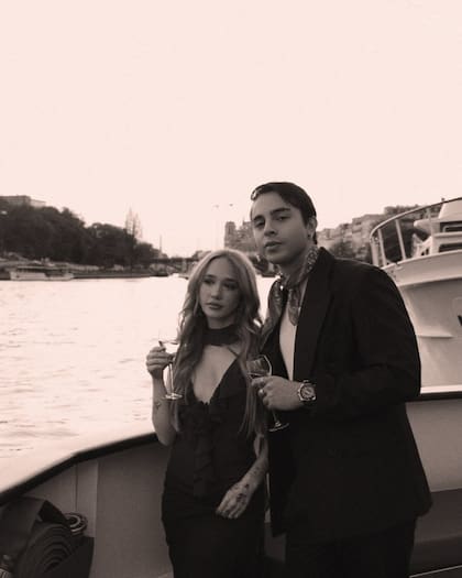 Rusherking y Ángela Torres, en París, Francia; es uno de los viajes que hicieron por el mundo (Foto: Instagram @rusherking)