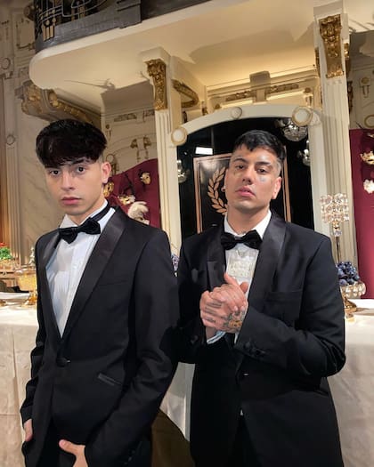 Rusherking y Duki en el detrás de escena del video musical de "Bailando de conocí"