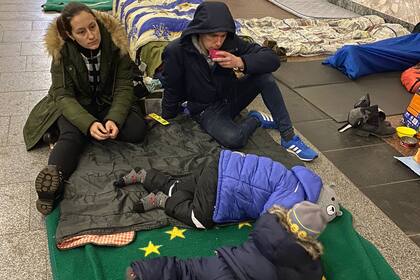 Una familia en el refugio de la estación de Dorohzhychy