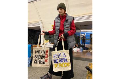 Sofía pintó bolsos durante su estadía en la estación de metro