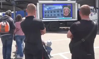 Rusia desplegó camionetas con televisores gigantes que muestran segmentos de noticias de la televisión rusa e informan sobre el progreso del Kremlin en la guerra