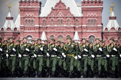 De verde e iguales, los soldados rusos marchan a lo largo de la Plaza Roja 