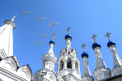 Aviones militares vuelan sobre una iglesia ortodoxa en el centro de Moscú 