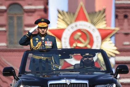 El ministro de Defensa ruso, Sergei Shoigu, saluda en la Plaza Roja 