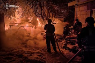 Rusia lanza otro gran ataque contra la red eléctrica de Ucrania y mata a cuatro personas