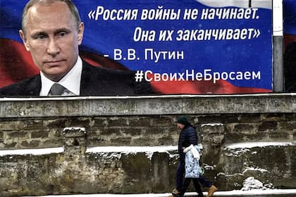 "Rusia no inicia las guerras, las termina", se lee en un cartel de Vladimir Putin en Simferopol, Crimea. Muchos aspiran a que el líder ruso termine en el banquillo de los acusados