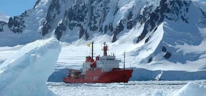 Rusia no reconoce ninguna reclamación existente sobre la Antártida y se reserva el derecho de hacer una reclamación territorial en el futuro. El Artículo 4 del Tratado Antártico exige que todos los signatarios, incluidos Rusia, China y Estados Unidos, dejen de lado las reclamaciones territoriales por la paz, la colaboración y la ciencia. Los "descubrimientos" no alteran materialmente la situación legal y política mientras prevalezca el tratado.