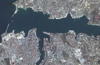 Rusia tiene una importante base naval en la bahía de Sebastopol en Crimea.  (Maxar Technologies)