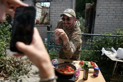 Ruslan Mokritski es un soldado ucraniano que se transformó en influencer mostrando cómo cocina en el frente