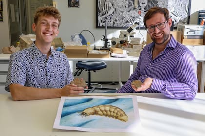 Russell Bicknell y Julien Kimmig junto al fósil que bautizaron Magnicornaspis garwoodi