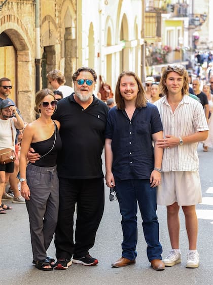 Russell Crowe junto a su novia Britney Theriot y sus hijos Tennyson y Charles en Taormina, Sicilia
