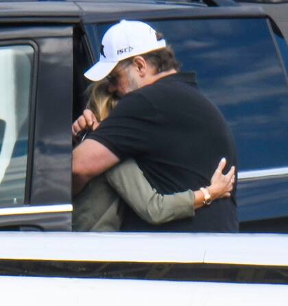 Russell Crowe y Britney Theriot se abrazan al irse de Melbourne en un avión privado