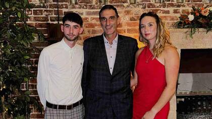 Russell junto a sus hijos Kayleigh y Carter