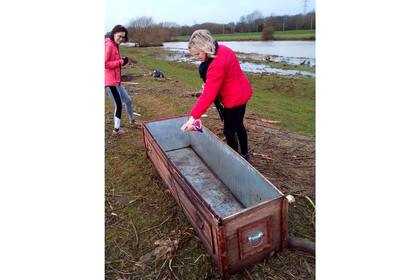 Dos mujeres contemplan el ataúd que Russell Moore (49) y su hermana Tracey Harper (56) descubrieron en Northampton