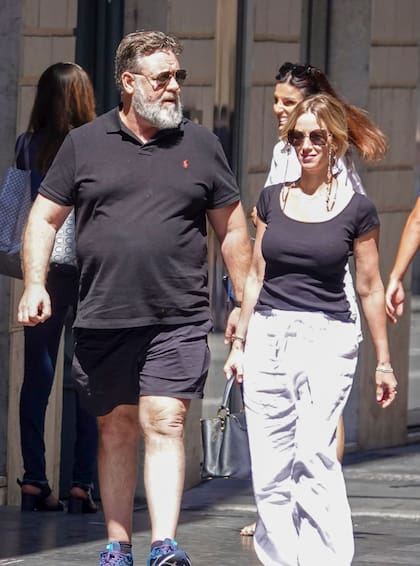 Russell y su novia Britney Theriot de paseo por las calles de Italia. 