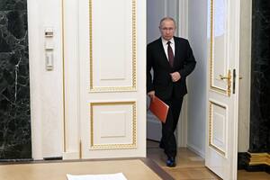 El inquietante motivo por el cual Vladimir Putin no mueve el brazo derecho cuando camina