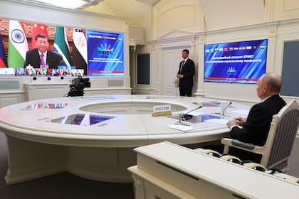 Vladimir Putin, a la derecha, participa con Xi Jinping en una conferencia de los Brics
