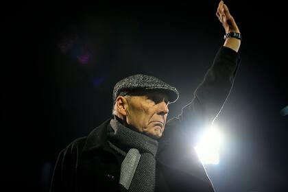 Russo agradece la ovación que le dieron los hinchas de Rosario Central en la previa del partido con Huracán, donde cumplió 300 partidos dirigiendo al Canalla