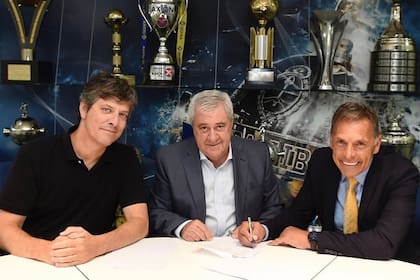 Russo, junto a Mario Pergolini y Jorge Ameal, al momento de firmar su contrato como nuevo entrenador de Boca