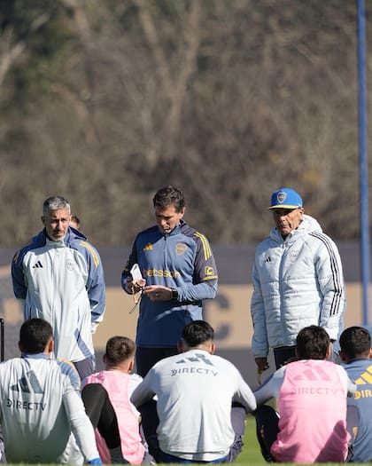 Russo junto a Claudio Úbeda y Cristian Aquino. (Prensa Boca)