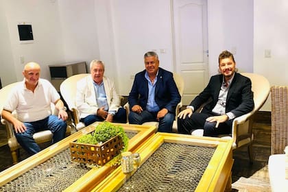 Russo (Lanús), Ameal (Boca), Tapia (presidente de la AFA) y Tinelli (San Lorenzo), en la casa de Sergio Massa.