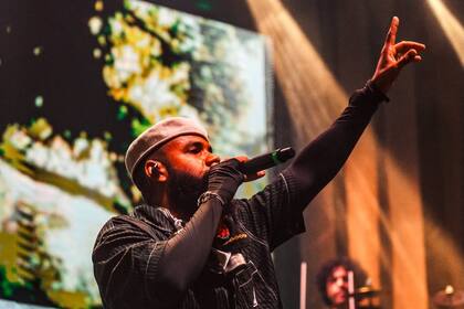 Russo Passapusso, vocalista de BaianaSystem, durante su show en el festival MADA, en Natal