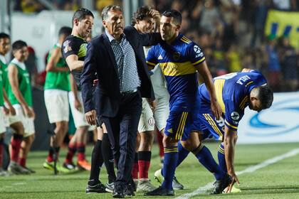 Russo saluda a Tevez, durante un partido. tienen buen feeling