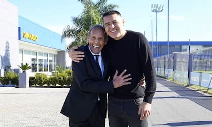 Russo y Riquelme, juntos otra vez en el predio de Ezeiza. (Prensa Boca)