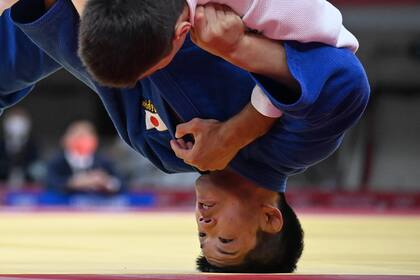 Rustam Orujov de Azerbaiyán (blanco) y Shohei Ono de Japón compiten en el combate de cuartos de final de -73 kg masculino de judo durante los Juegos Olímpicos de Tokio 2020 en el Nippon Budokan en Tokio el 26 de julio de 2021