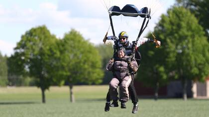 Rut Larsson saltó en tándem atada a otro paracaidista. La pareja tocó tierra sin problemas