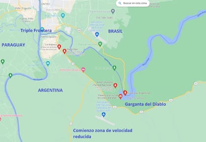 Ruta 12, de acceso a Puerto Iguazú y Cataratas del Iguazú, todo dentro del Parque Nacional Iguazú en zona de Triple Frontera.