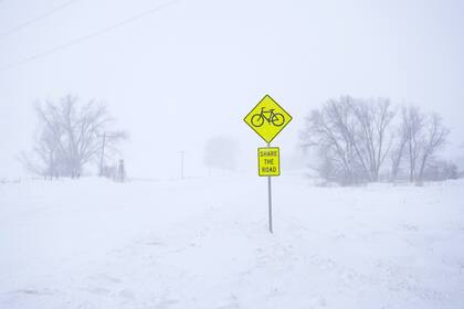 Ruta K22 cubierta de nieve cerca de Merrill, Iowa.