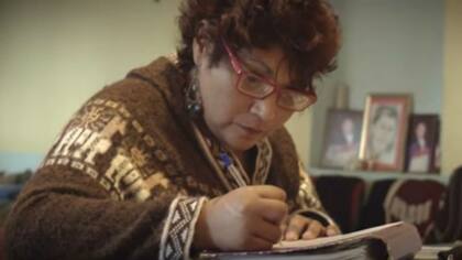 Ruth escribiendo la carta, de puño y letra