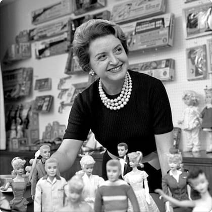 Ruth Handler con sus muñecas. El nombre de "Ken", el galán de "Barbie", fue inspirado en su hijo menor, Kenneth