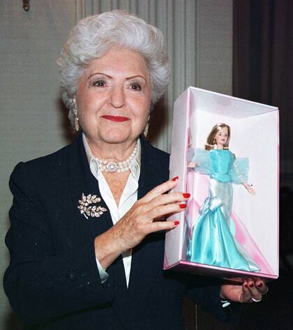 Ruth Handler en 1999, en la celebración por los 40 años de "Barbie". La empresaria, recuerdan sus amigos, era adicta al trabajo, aficionada al póker y fumadora empedernida.