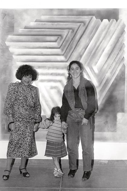 Ruth, Orly y Mora en 1987 en Florida 1000, donde funcionó la galería Ruth Benzacar durante treinta y tres años