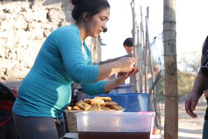 Ruth Urbano vive en el asentamiento El Ramo; ante la necesidad del barrio abre su casa para dar de comer los días de semana