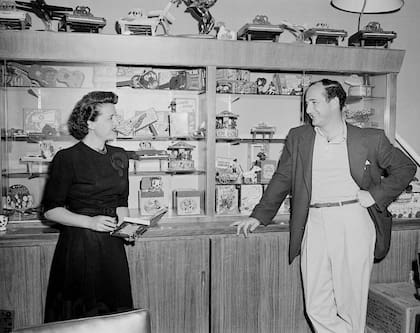 Ruth y Eliot Handler en la oficina ejecutiva de Mattel, poco tiempo antes de crear la muñeca que catapultó su empresa