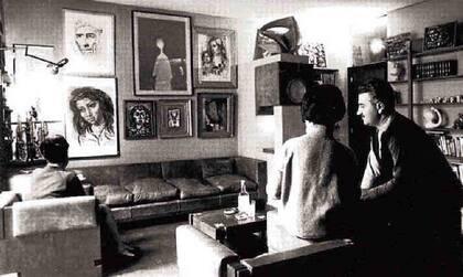 Ruth y Samuel Benzacar, en el living de la calle Valle 531, Caballito (1967)