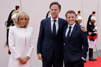 Rutte junto a los Macron