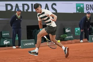 Ruud sufre por una dolorosa rodilla y Alcaraz avanza en Roland Garros