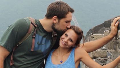 Ryan Anderson, con Gia en la Gran Muralla China