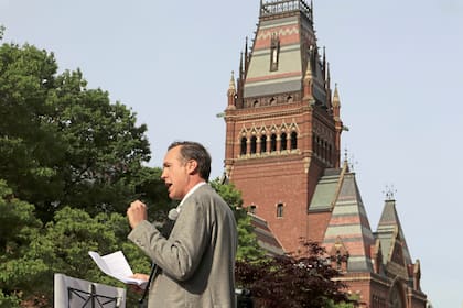 Ryan Enos, profesor de gobierno en la Universidad de Harvard, habla en una protesta contra las recientes sanciones del presidente Donald Trump contra Harvard