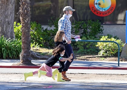 Ryan Gosling acudió junto a sus hijas, Esmeralda y Amanda, a un establecimientos de venta de artículos para el hogar en un paseo por la ciudad de Santa Bárbara que incluyó una visita a un vivero y a una heladería
