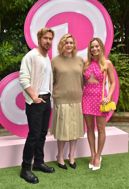 Ryan Gosling, Greta Gerwig y Margot Robbie posaron muy sonrientes ante las cámaras. La directora del film apostó por un look monocromático en tonos beige