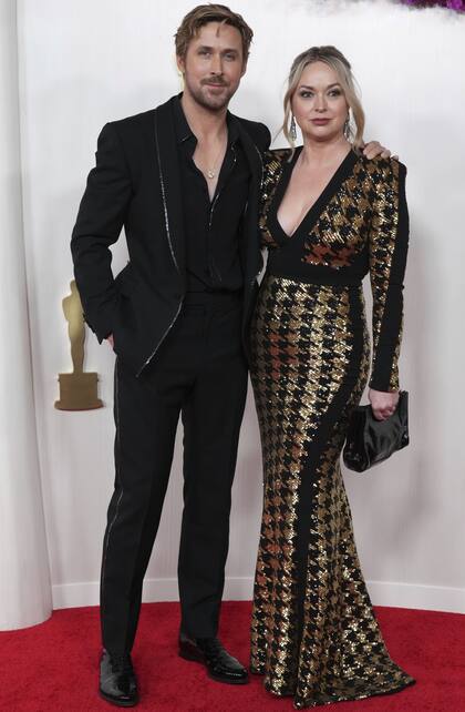 Ryan Gosling, acompañado por su hermana, Mandi, eligió un traje negro con detalles en plata confeccionado a medida por Gucci