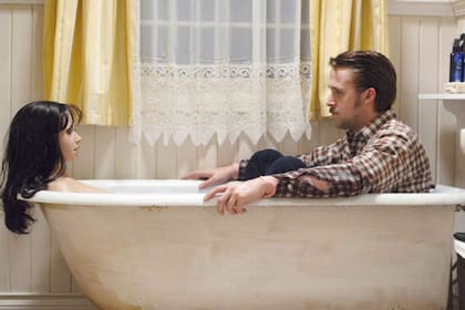 Ryan Gosling se da un particular baño con la muñeca Bianca en Lars y la chica real