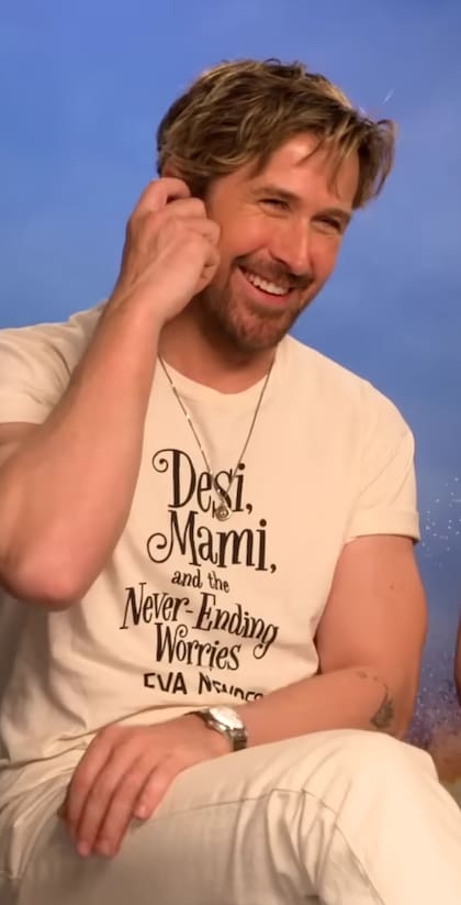 Ryan Gosling utiliza una remera con el nombre del nuevo libro de Eva Mendes "Desi, Mami, and the Never-Ending Worries"