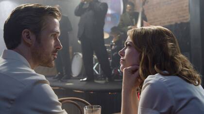 Ryan Gosling y Emma Stone en La La Land, la favorita para los Oscars