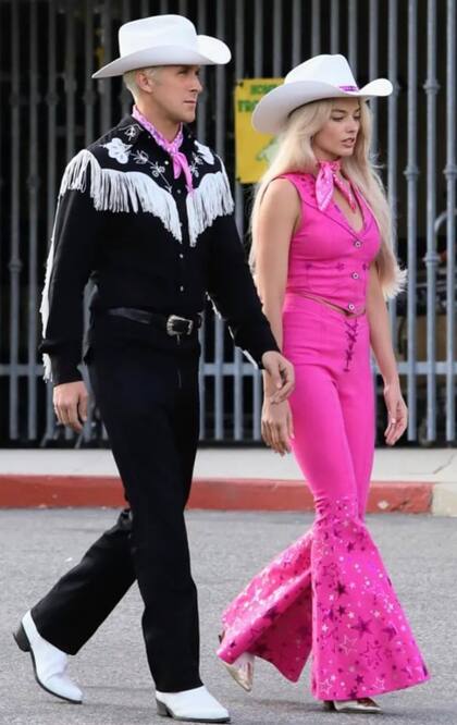 Ryan Gosling y Margot Robbie con atuendos de cowboy para una de las escenas de Barbie.
